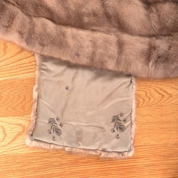 **Super Pretty Mink Stole** - Picture 3 of 14